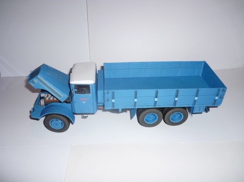 Tatra 111 s valn�kov�m p��v�sem