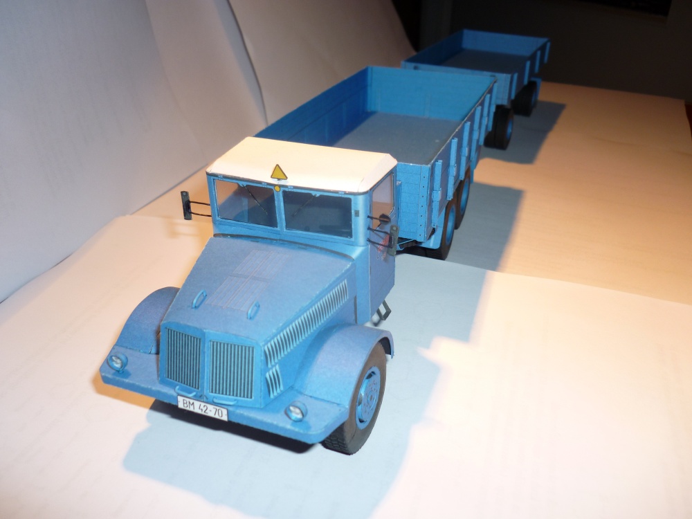 Tatra 111 s valn�kov�m p��v�sem