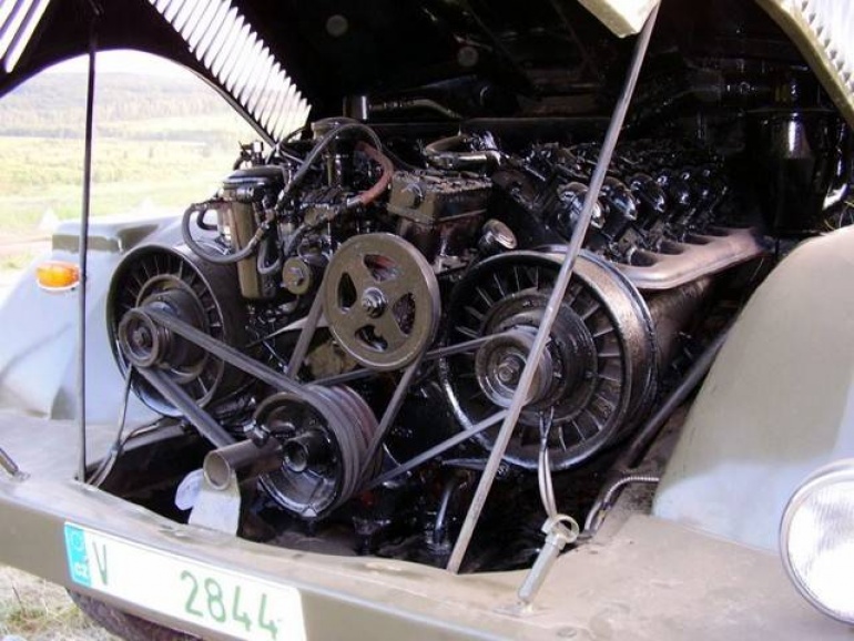 Tatra 141 Interier a motor (Plná velikost v novém okně) Tatra 141 Interier a motor