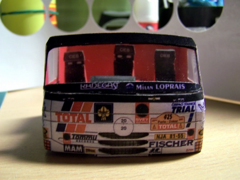 104563