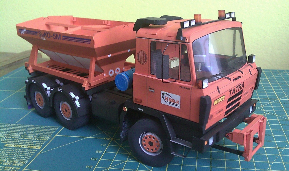 Tatra 815 NTH 6x6 s posypovou nástavbou SYKO-5M a sněhovou radlicí (Plnďż˝ velikost v novďż˝m oknďż˝) Tatra 815 NTH 6x6 s posypovou nástavbou SYKO-5M a sněhovou radlicí
