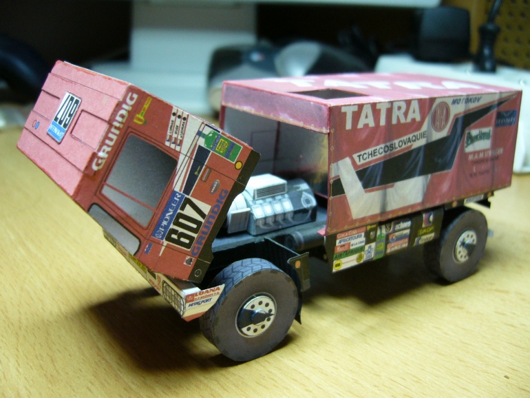 Tatra 815 VD 10 300 4 x 4.1 Dakar 1988 (Plná velikost v novém okně) Tatra 815 VD 10 300 4 x 4.1 Dakar 1988