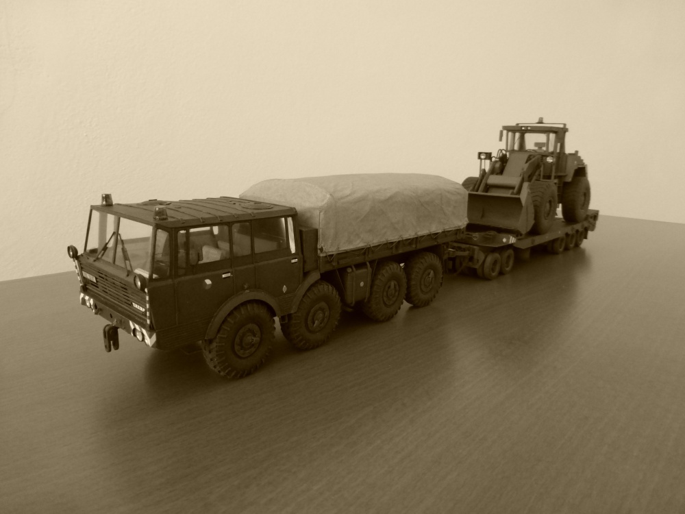 Tatra 813 8x8 Kolos (Plná velikost v novém okně) Tatra 813 8x8 Kolos