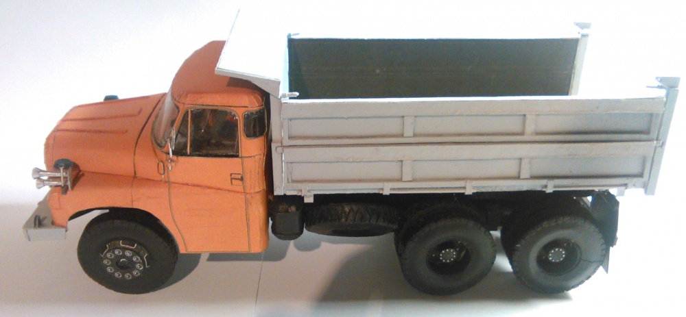 TATRA T-148 a T815 (Plná velikost v novém okně) TATRA T-148 a T815