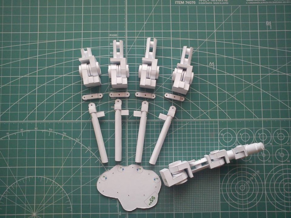 Terminator Endoskeleton hand (Plná velikost v novém okně) Terminator Endoskeleton hand