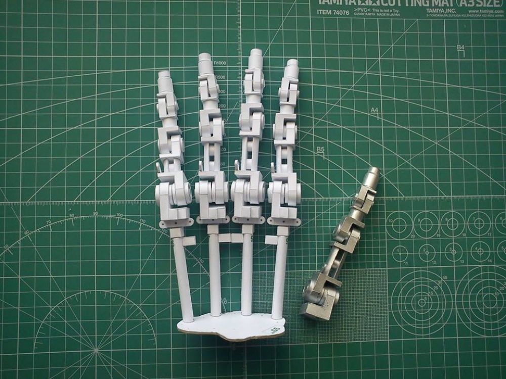 Terminator Endoskeleton hand (Plná velikost v novém okně) Terminator Endoskeleton hand