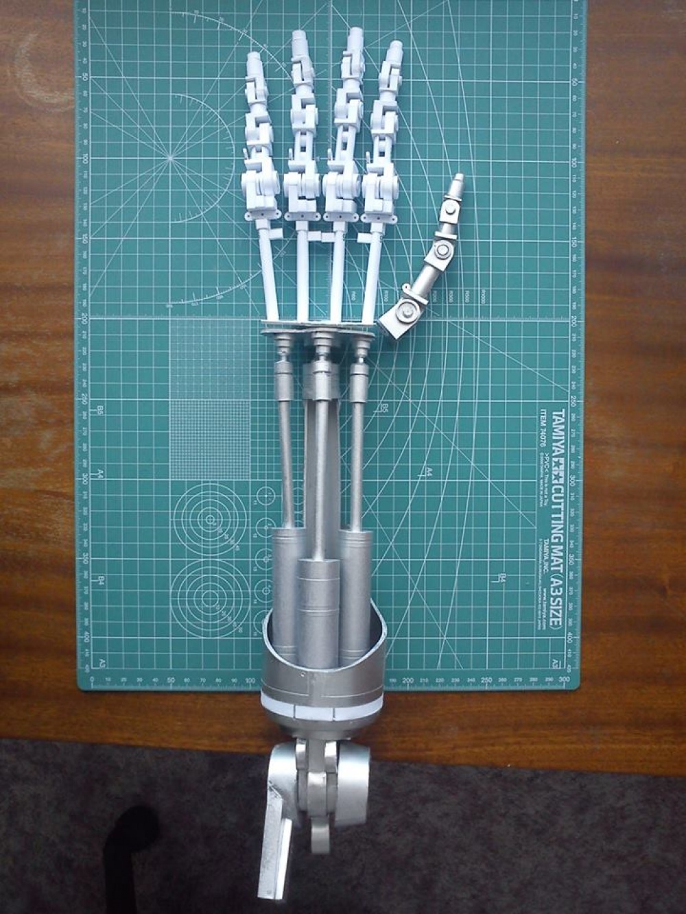 Terminator Endoskeleton hand (Plná velikost v novém okně) Terminator Endoskeleton hand