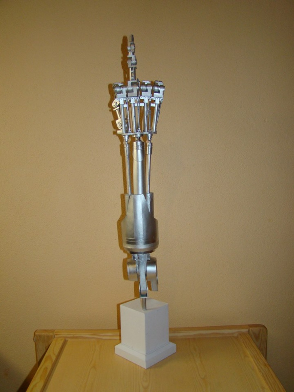 Terminator Endoskeleton hand (Pln� velikost v nov�m okn�) Terminator Endoskeleton hand