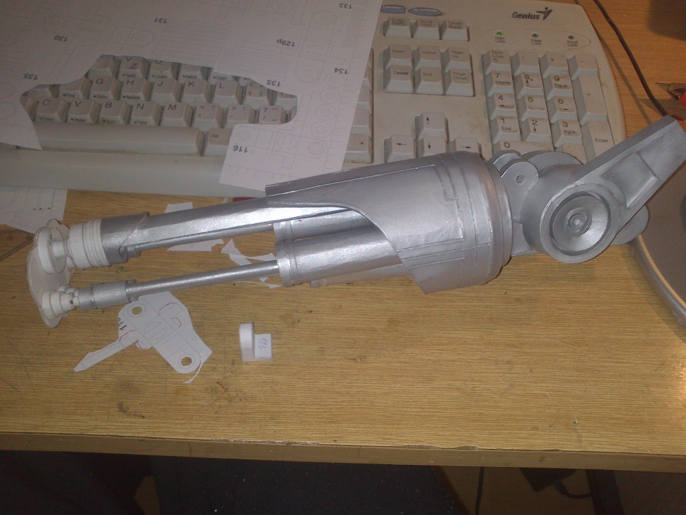 Terminátor Hand T-800 (Plná velikost v novém okně) Terminátor Hand T-800