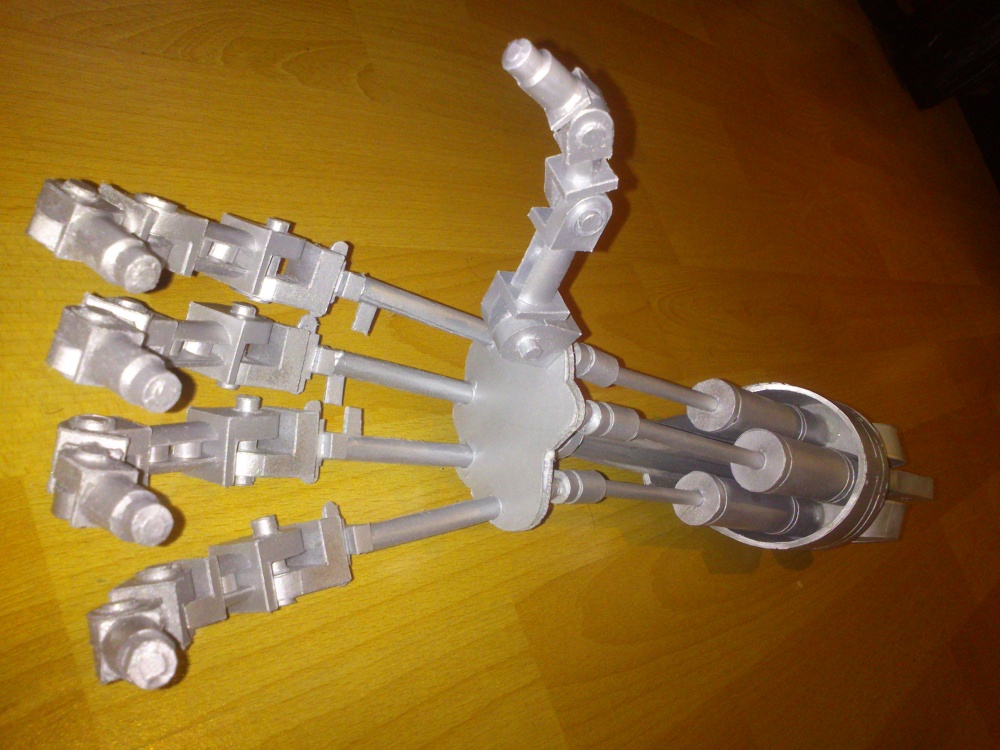 Terminátor Hand T-800 (Plná velikost v novém okně) Terminátor Hand T-800