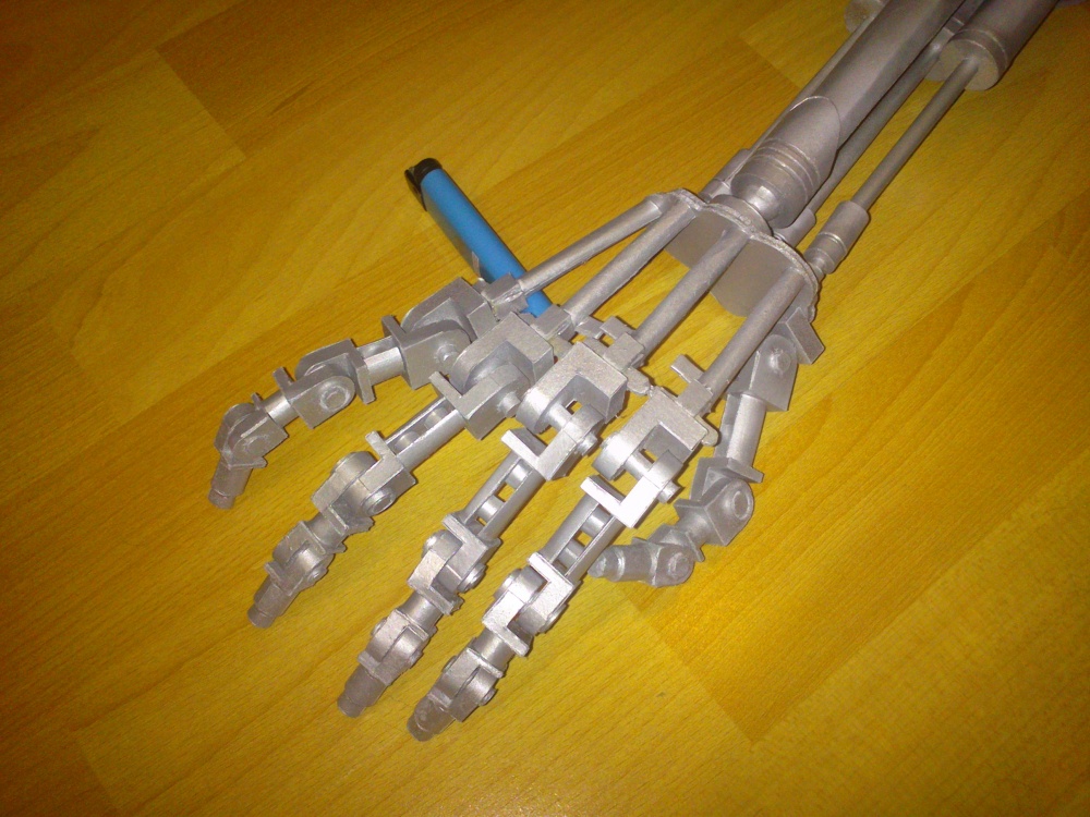 Terminátor Hand T-800 (Plnďż˝ velikost v novďż˝m oknďż˝) Terminátor Hand T-800