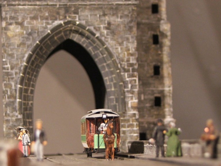 Tramvaj na Karlove moste 1889 (Plná velikost v novém okně) Tramvaj na Karlove moste 1889