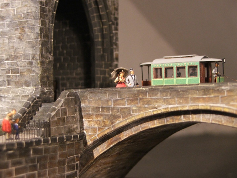 Tramvaj na Karlove moste 1889 (Plná velikost v novém okně) Tramvaj na Karlove moste 1889