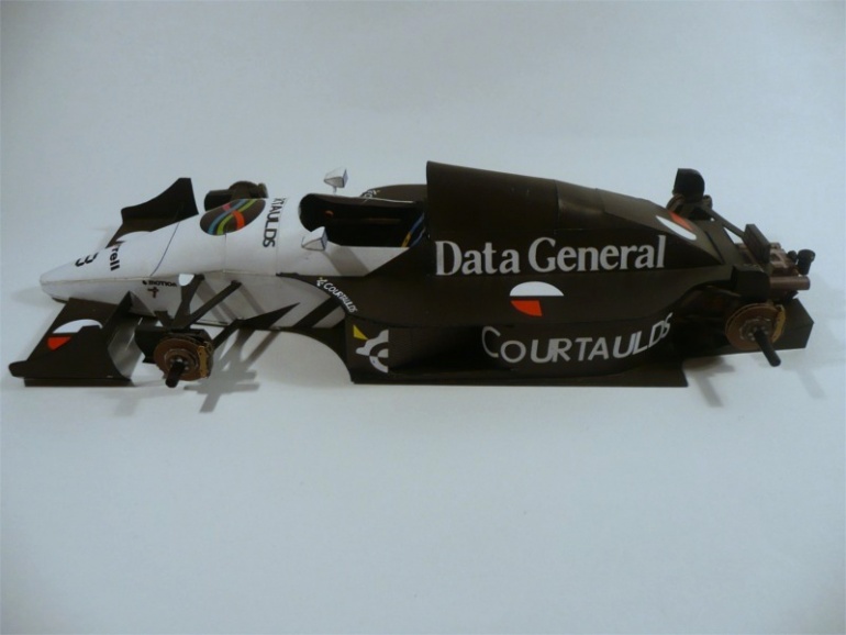 Tyrrell DG/016 (Plná velikost v novém okně) Tyrrell DG/016