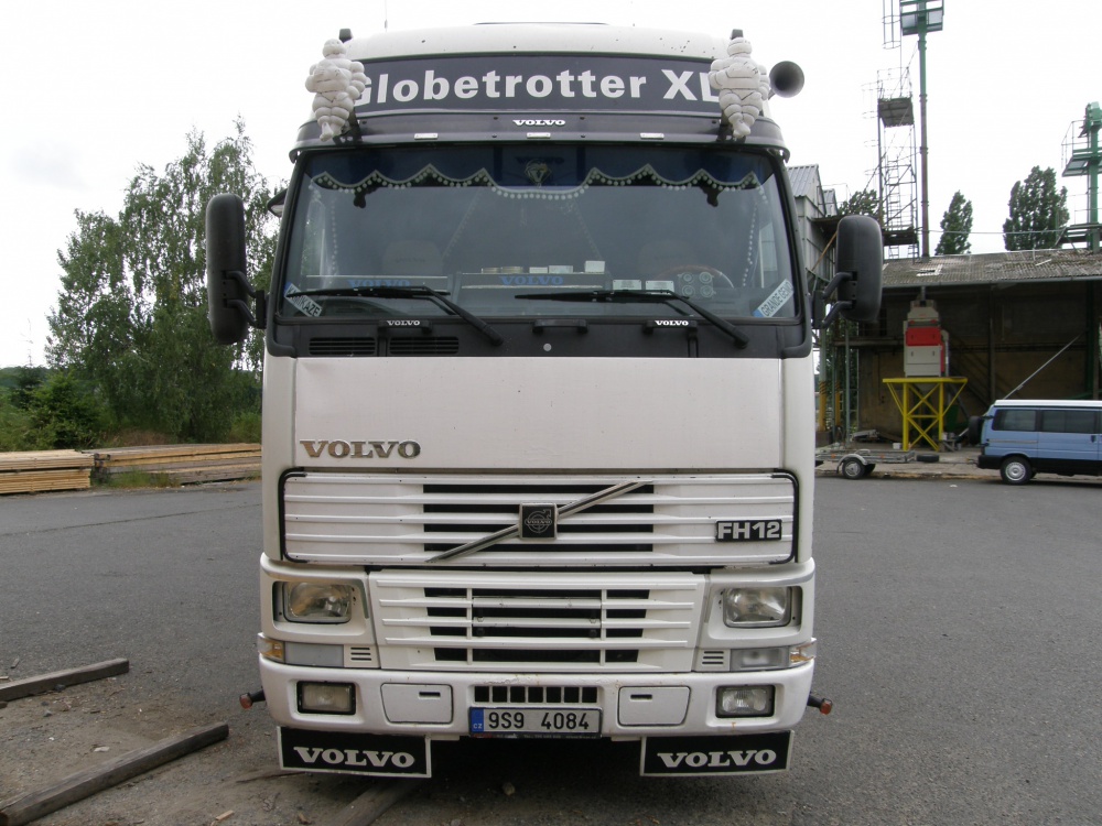 Volvo FH 12 White House s návěsem (Plná velikost v novém okně) Volvo FH 12 White House s návěsem