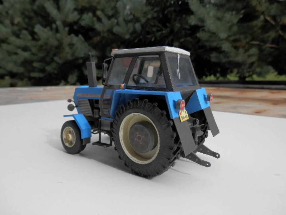 Zetor Crystal 8011 + rozmetadlo RU 5 (Plná velikost v novém okně) Zetor Crystal 8011 + rozmetadlo RU 5