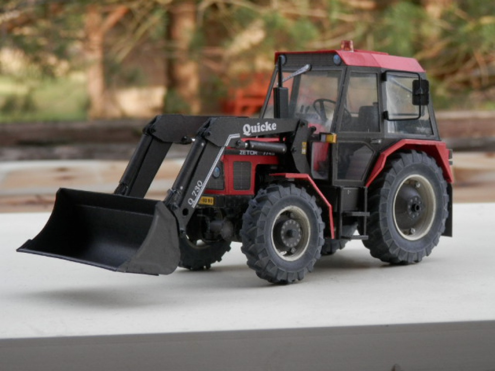 Zetor 7745 s čelním nakladačem Quicke (Plná velikost v novém okně) Zetor 7745 s čelním nakladačem Quicke