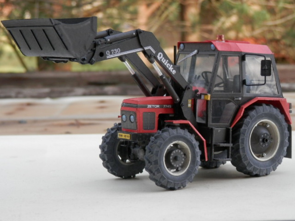 Zetor 7745 s čelním nakladačem Quicke (Plná velikost v novém okně) Zetor 7745 s čelním nakladačem Quicke