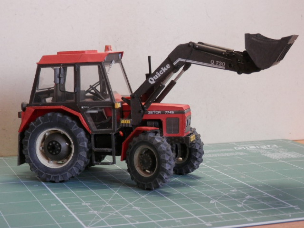 Zetor 7745 s čelním nakladačem Quicke (Plná velikost v novém okně) Zetor 7745 s čelním nakladačem Quicke