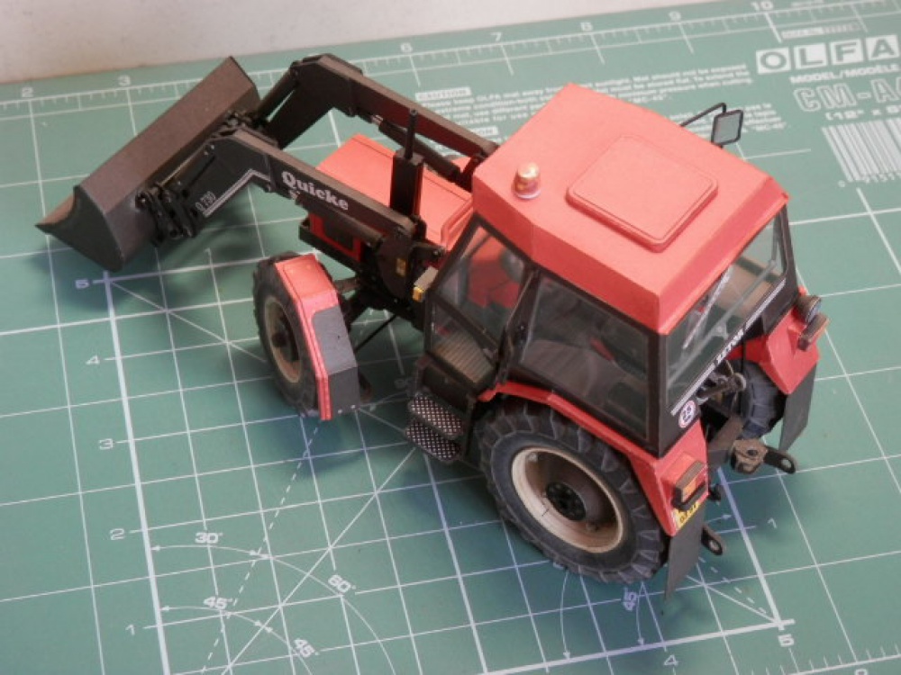 Zetor 7745 s čelním nakladačem Quicke (Plná velikost v novém okně) Zetor 7745 s čelním nakladačem Quicke